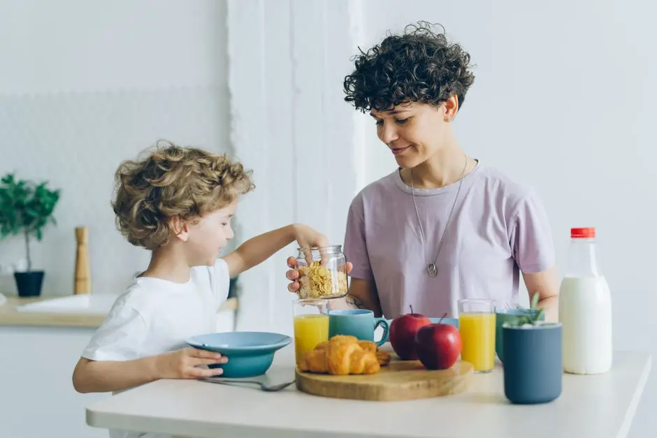 Ibu dan anak di meja makan dengan bekal sekolah