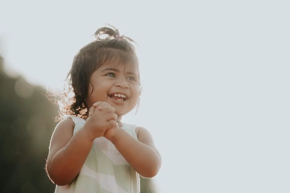 Anak balita sedang bermain dengan ekspresi bahagia