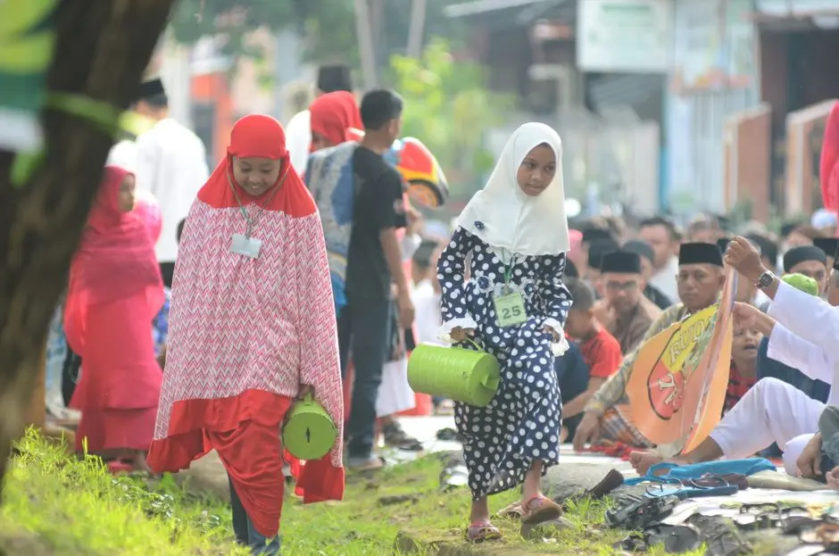 Anak memilih perlengkapan sebelum berangkat